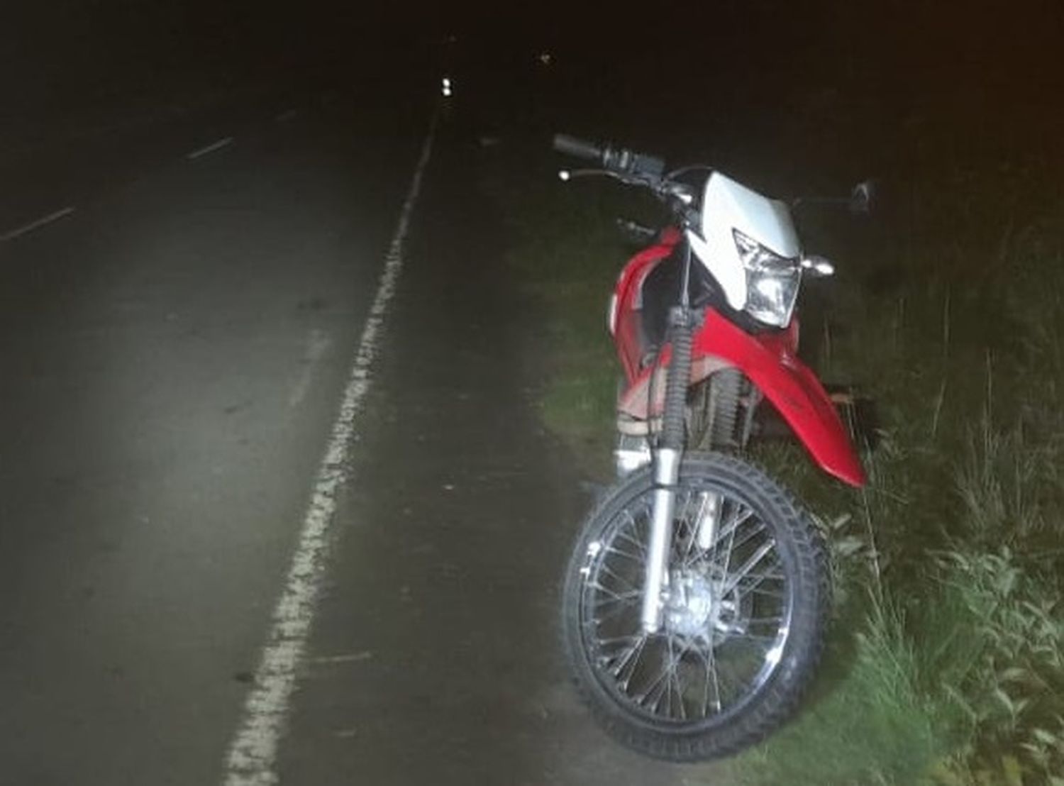 Un hombre en moto chocó contra un ciervo y sufrió una fractura de gravedad