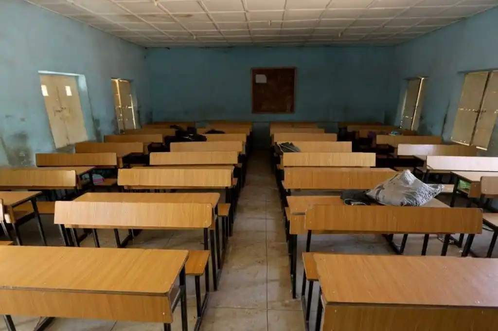 Grupo armado secuestra a “centenares” de estudiantes de un colegio  