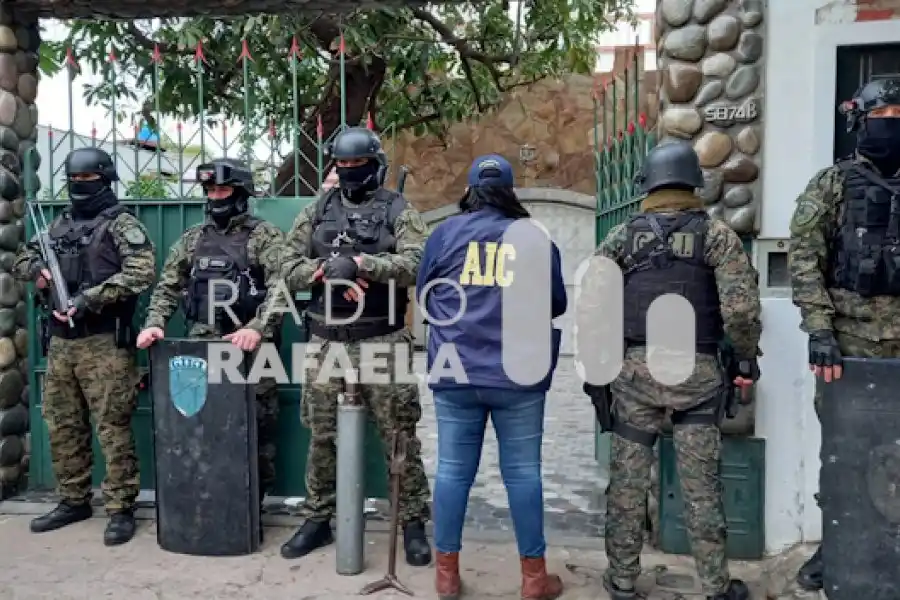 Video: tras un allanamiento detuvieron al "Loco Granada" por tener un arsenal de armas