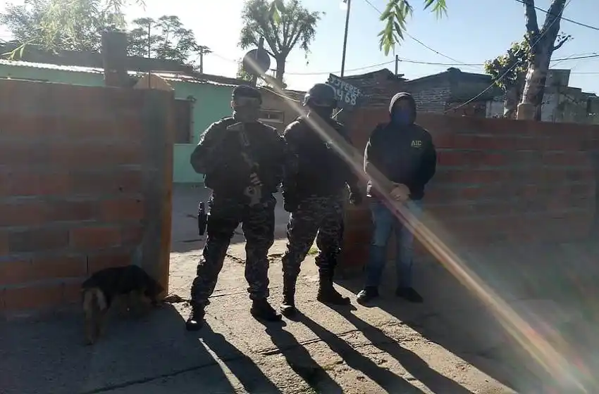 Lo fueron a detener por robar un comercio e intentar abusar de una joven, pero ya estaba preso por otro hecho