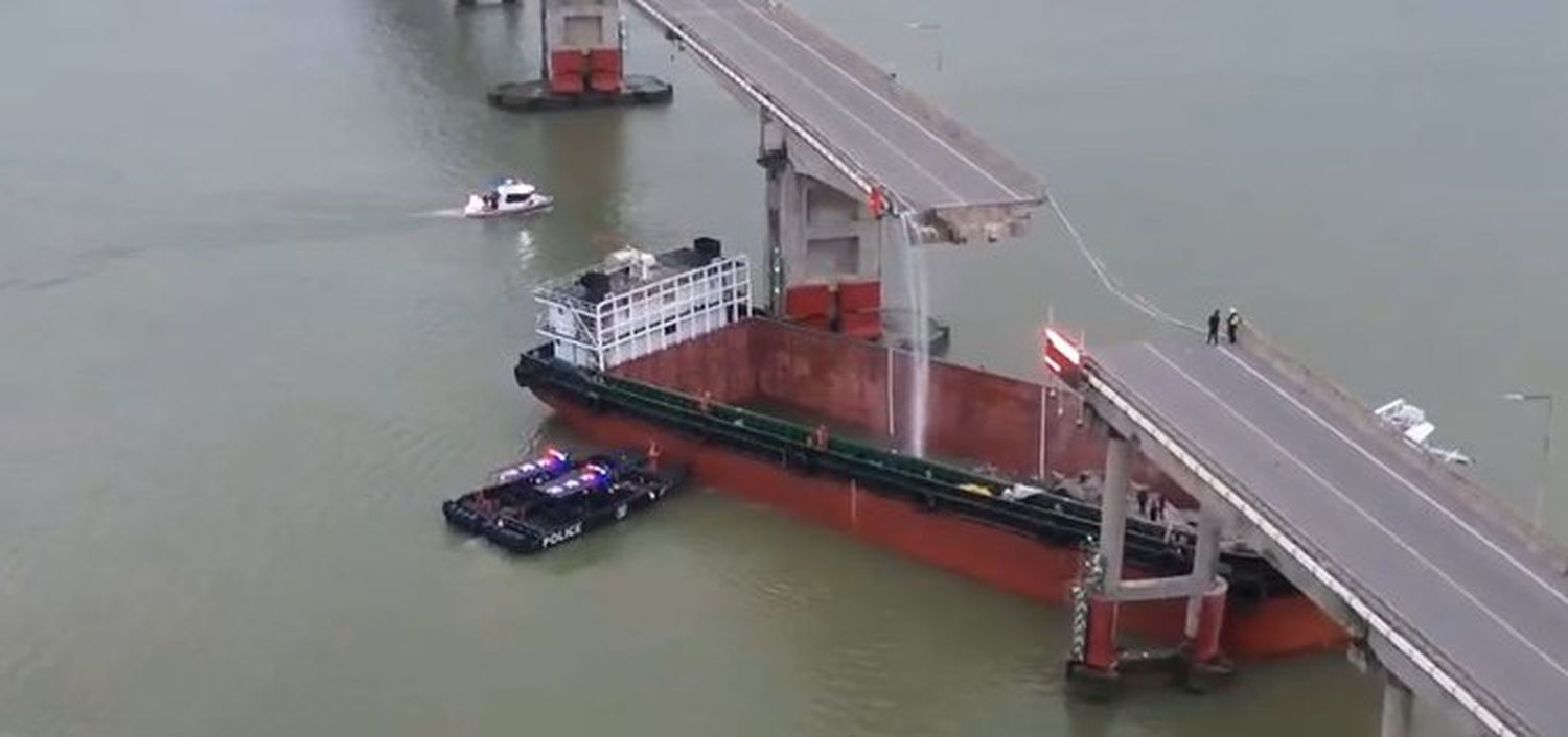 El buque impactó con el puente Lixinsha, causando el quiebre de la infraestructura.