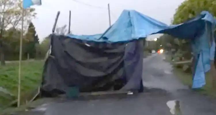 Tras el desalojo, una carpa corta la calle  y un presunto abogado promete los terrenos  a cambio de dinero