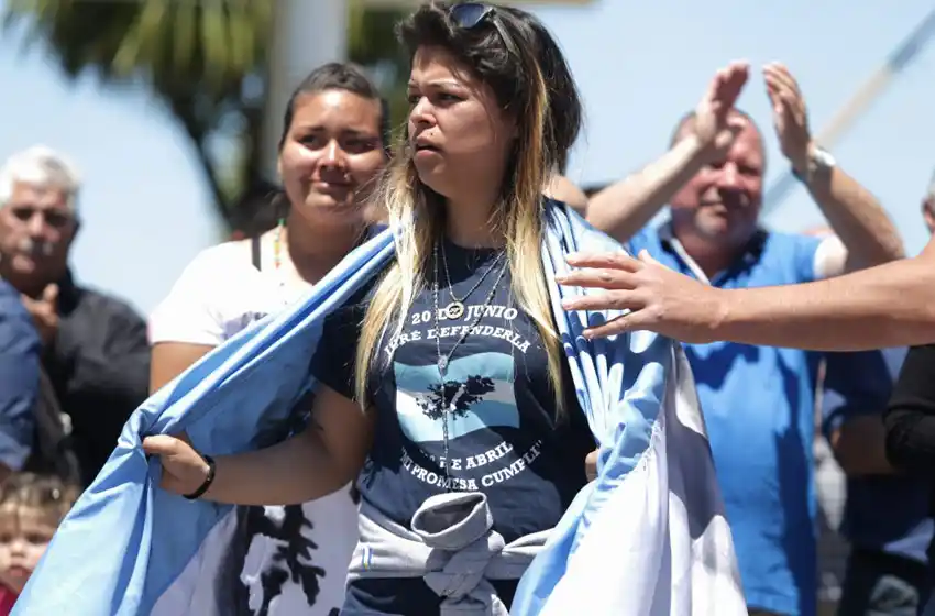 Familiares insisten que los submarinistas "están bien y con vida"