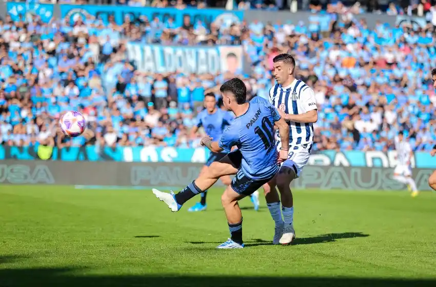 Belgrano y Talleres empataron 1-1 en un tenso clásico cordobés