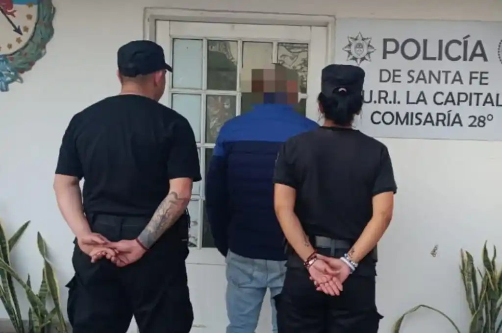 Policías de la Comisaría 28ª trasladan al acusado del crimen de San Agustín II. Crédito: El Litoral.