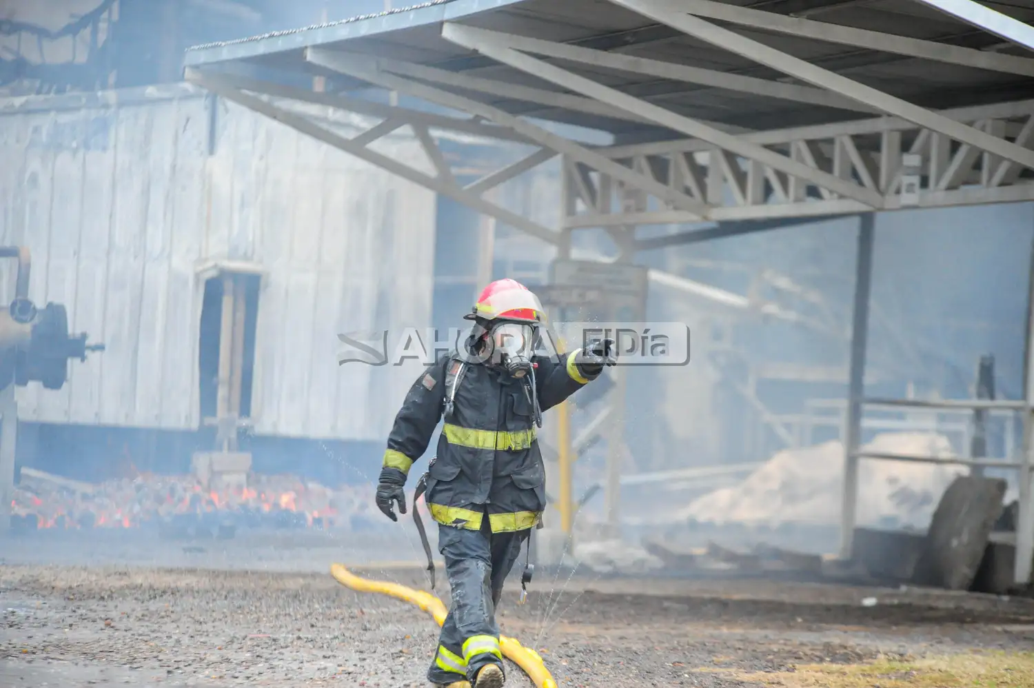 Durante la noche y la madrugada, los bomberos debieron intervenir nuevamente en el Parque Industrial