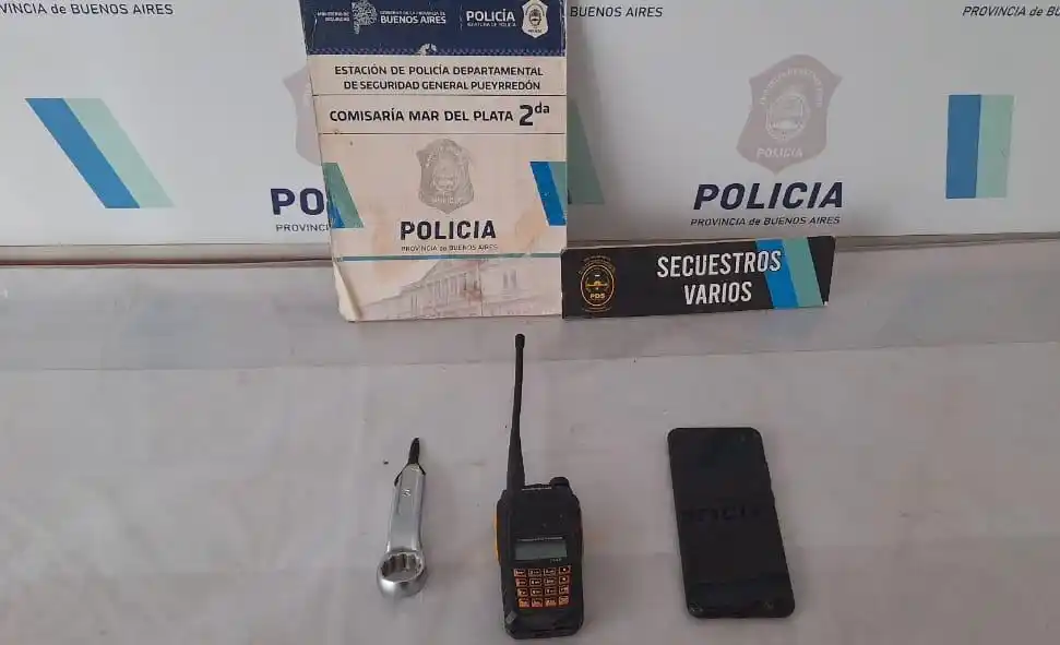 Inhibidor, yuga y un celular, elementos secuestrados a la pareja detenida.