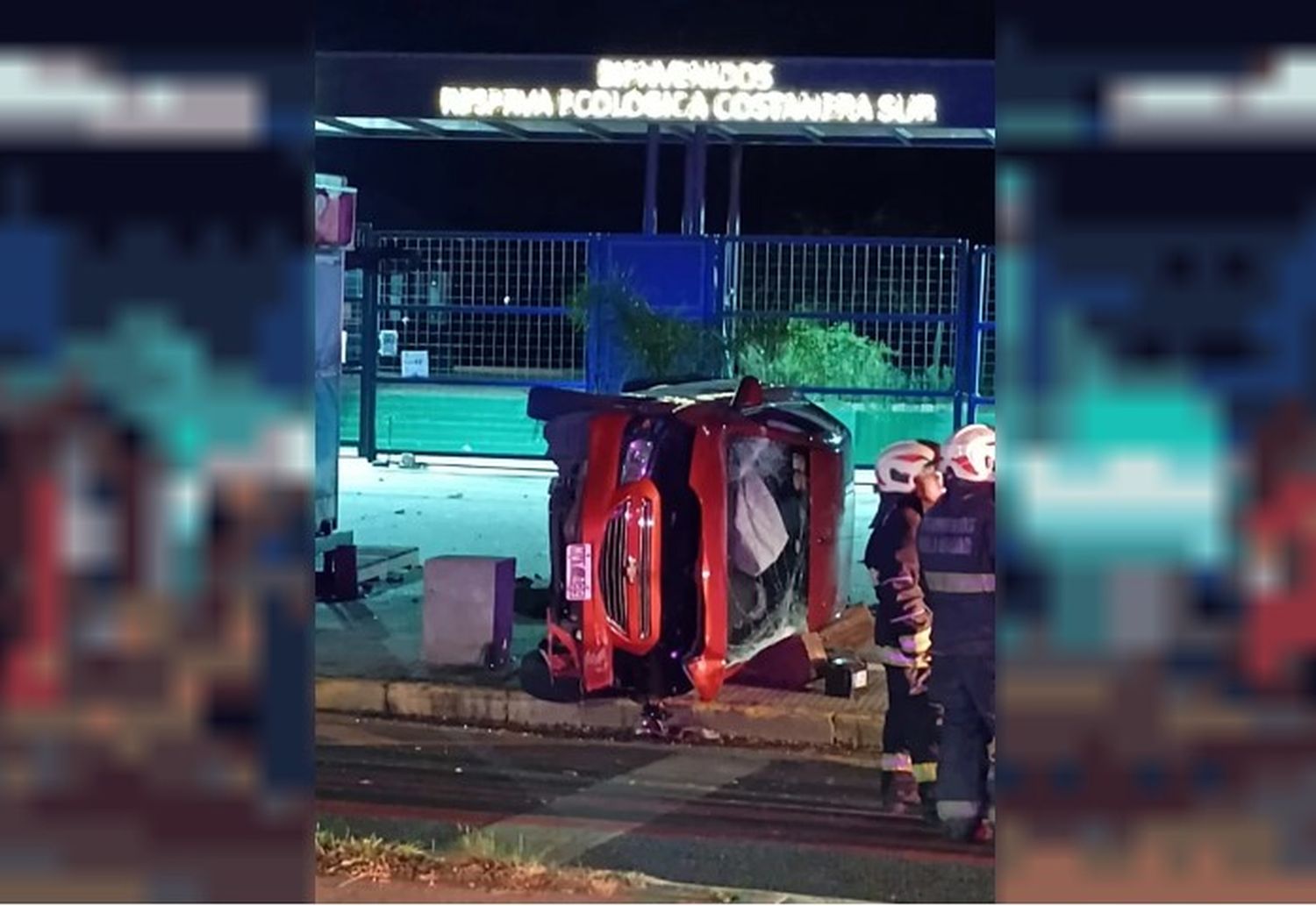 Como consecuencia del impacto, dos hombres y una mujer que iban en el vehículo sufrieron heridas.