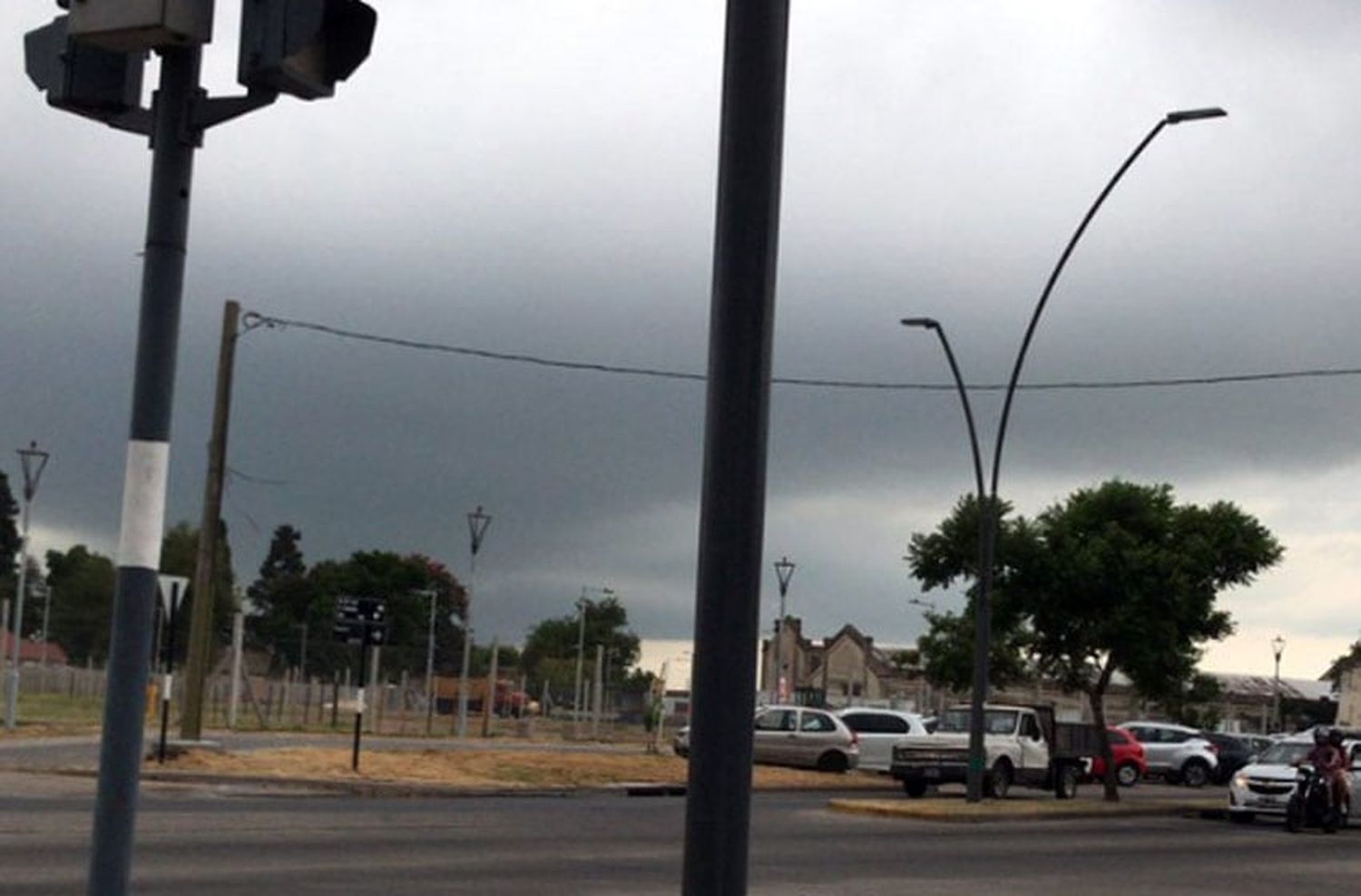 Jueves lluvioso con alerta nivel amarillo por fuertes vientos en Rosario