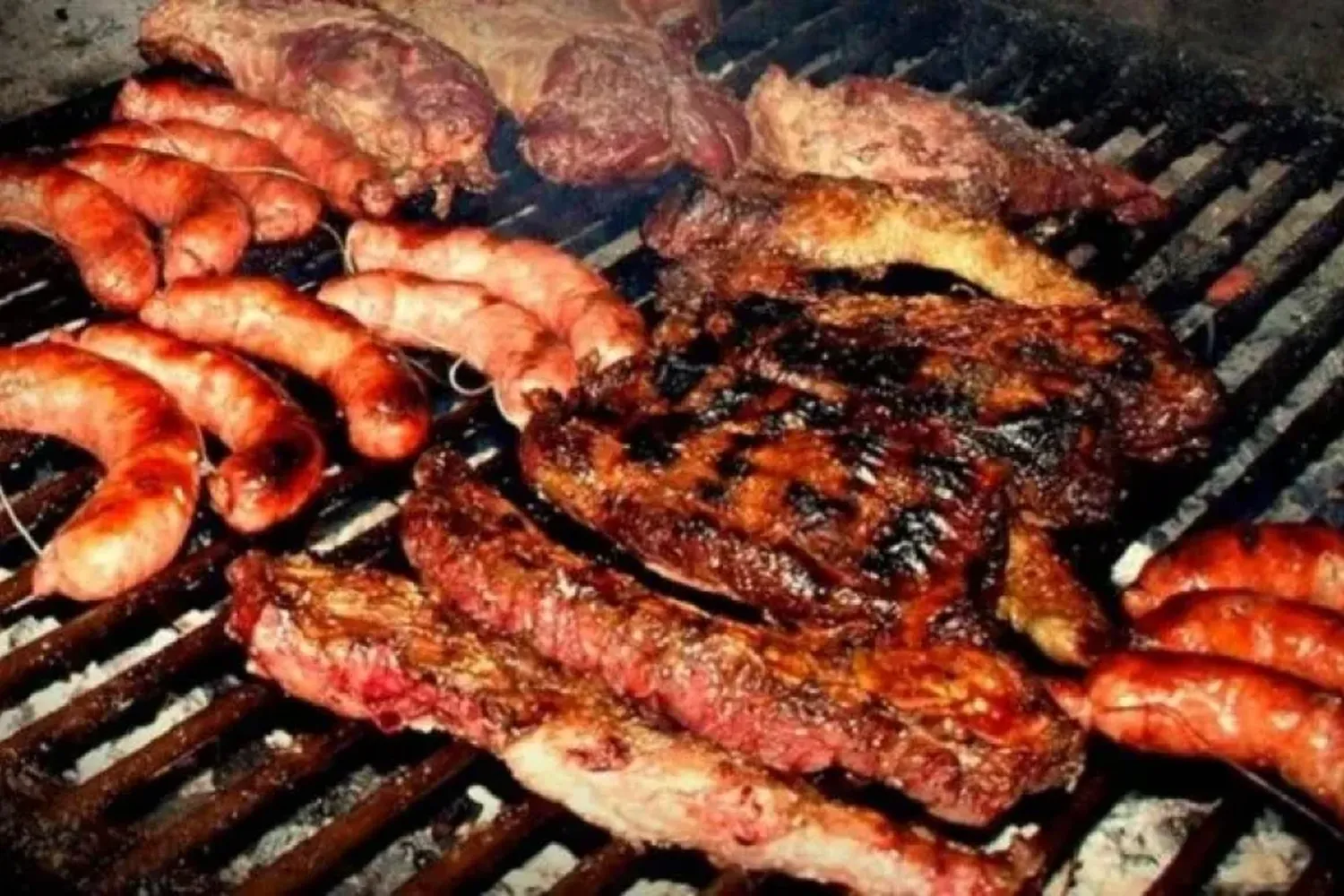 Dramático: un hombre murió asfixiado tras atragantarse con un pedazo de carne en un asado familiar