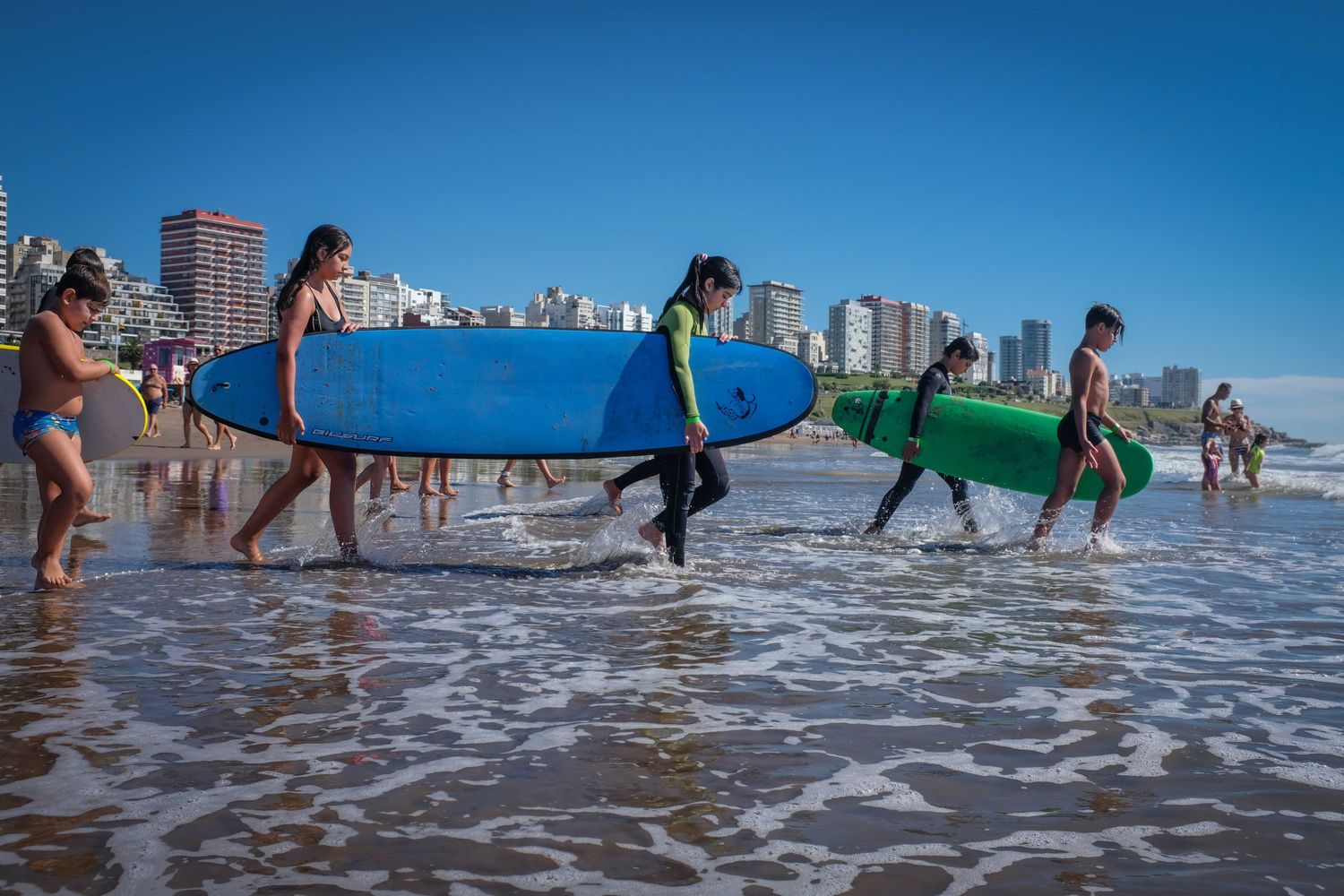 Fin de semana a puro deporte y música: beach volley, futvoley, patín y recitales en Mar del Plata