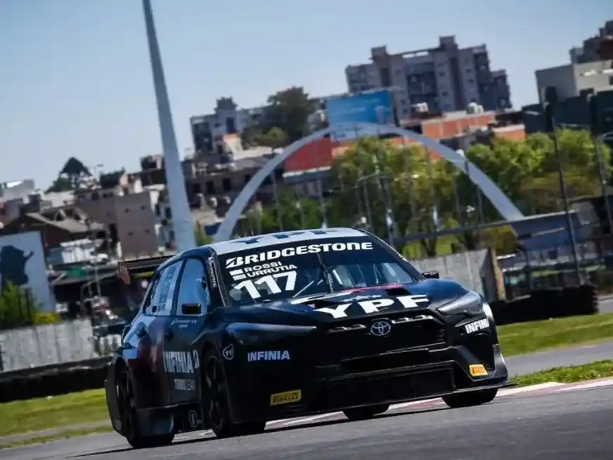 El Toyota de Matías Rossi y Santiago Urrutia terminó en primer lugar. Foto: TC2000.