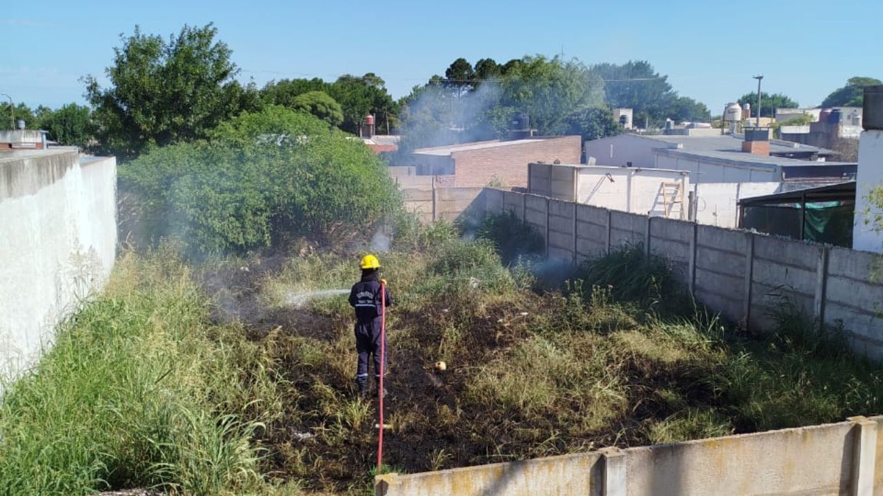 La intervención de los bomberos evitó la extensión del fuego.