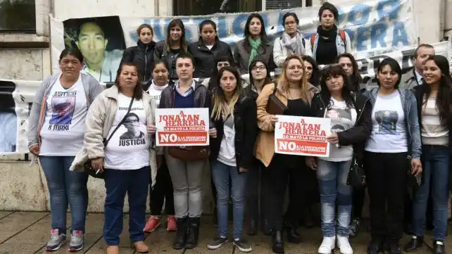 Familiares de Jonatan Herrera se manifestaron en Tribunales