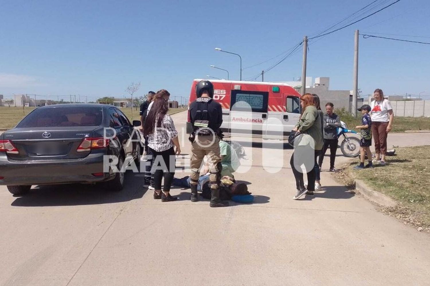 Accidente en la ciudad entre un automóvil y una moto: un hombre terminó hospitalizado