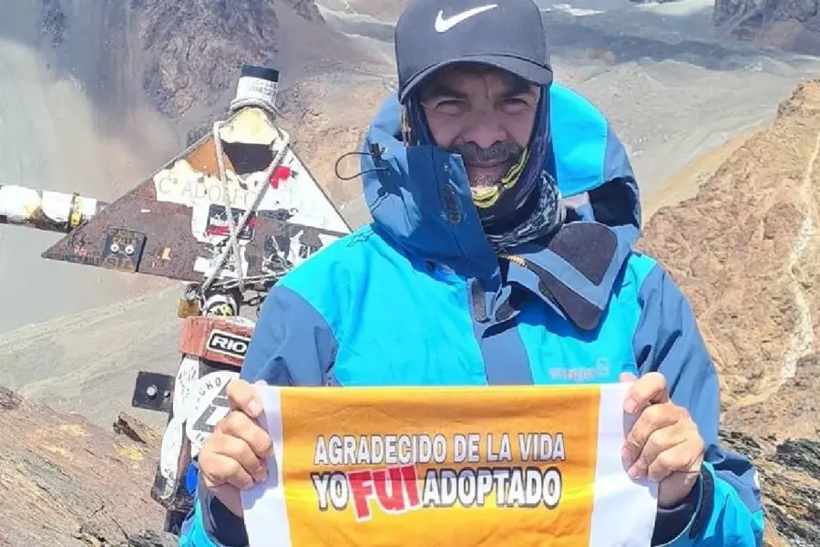 Su papá fue asesinado por su mamá y se quedó sin familia: ahora prepara una peligrosa travesía para promover la adopción