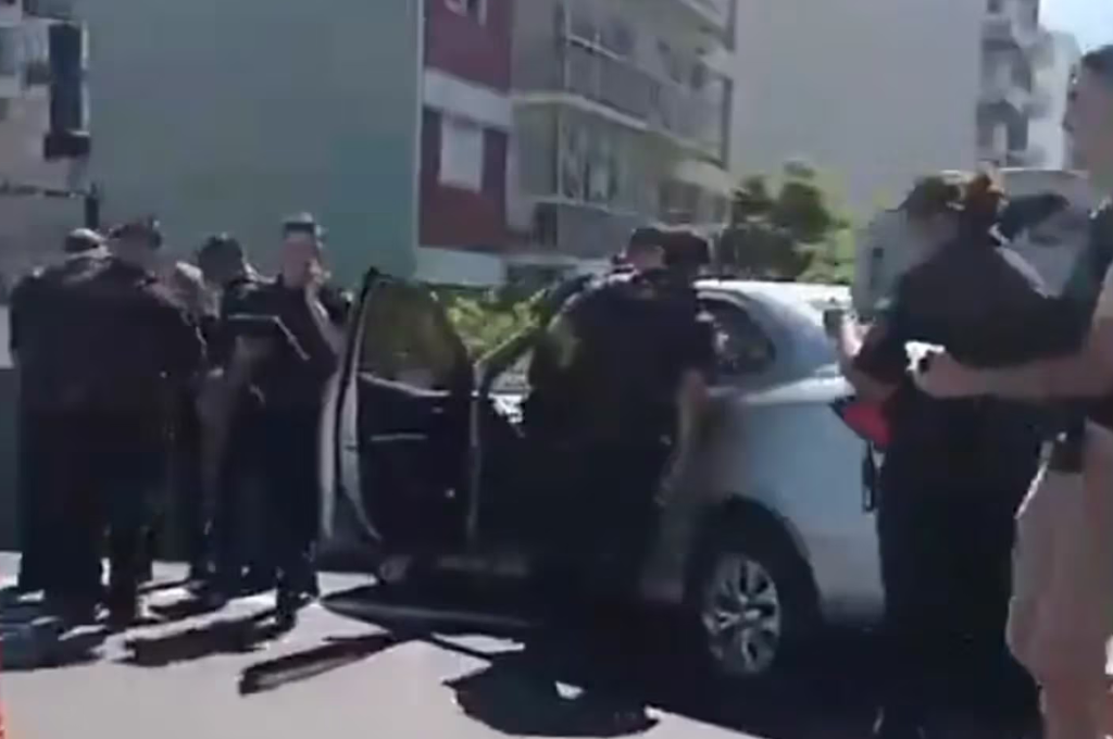 Los agentes decidieron perseguir al auto para identificar a sus ocupantes.