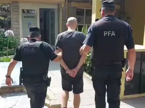 Un hombre fue detenido en Mar del Plata por atacar la camioneta en la que iba Milei