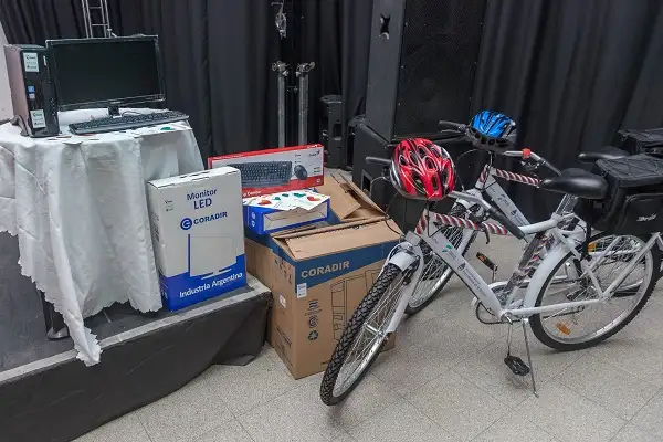 Entregan computadoras y bicicletas a hospitales y centros de salud