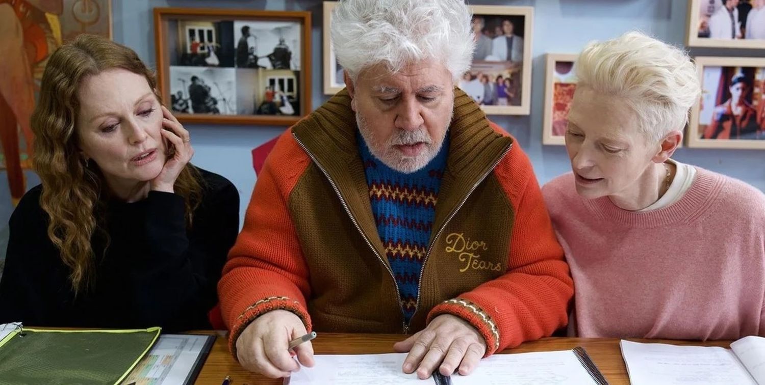 Almodóvar con las actrices de su nueva película. Foto: El Deseo / Movistar Plus+ / Warner Bros.