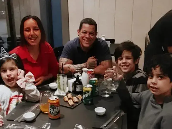 Hallaron muertos a una pareja y sus tres hijos en Merlo: el padre practicaba tiro y exhibía armas en redes
