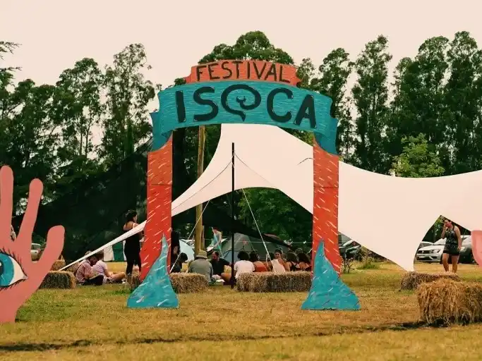 La grilla completa del festival incluye bandas destacadas de diversos géneros, encabezada por El Plan de la Mariposa, Nonpalidece, Julieta Lasso, Mocchi, Santiago Vázquez, Nación Ekeko y Edu Schmidt.