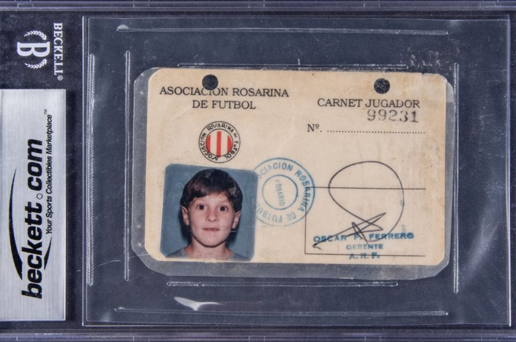 Subastan el carnet de la Liga Rosarina de Fútbol de Lionel Messi