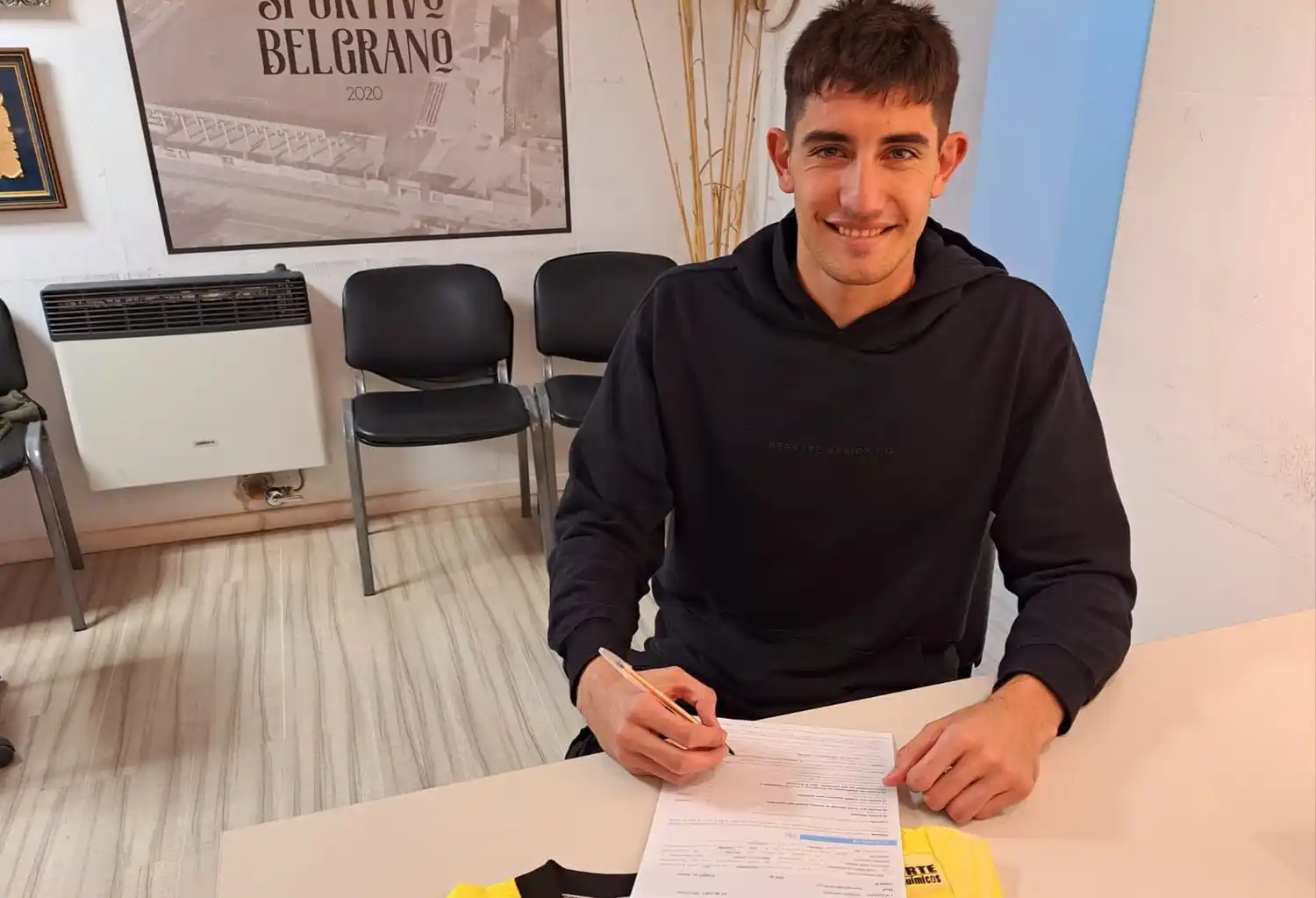 Santiago Roggero al momento de la firma