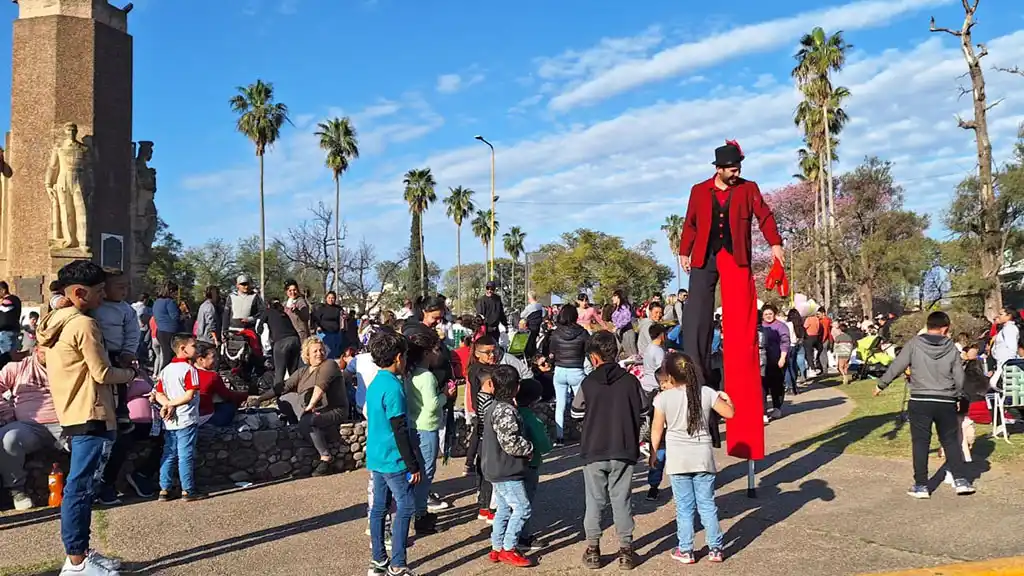 Hubo casi 30 artistas que, de manera itinerante, acompañaron a la gente en los diferentes sectores de la plaza