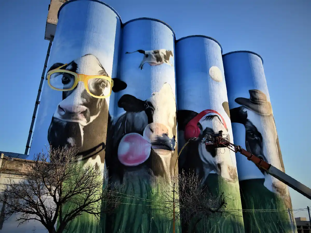 El día que las vacas "vuelen" llegó en forma de mural