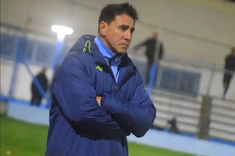 FOTO VERITO FOTOGRAFÍAS El tandilense Izquierdo, DT de Ferro de Olavarría.