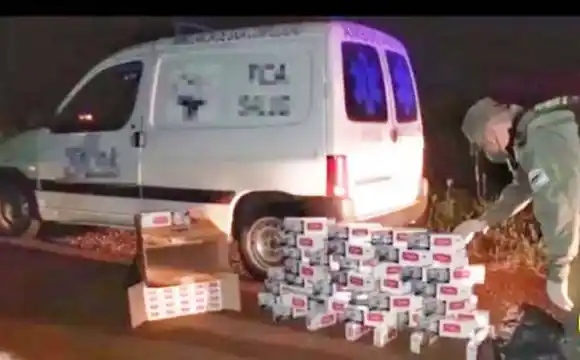Utilizaba una ambulancia para transportar 1.000 paquetes de cigarrillos ilegales