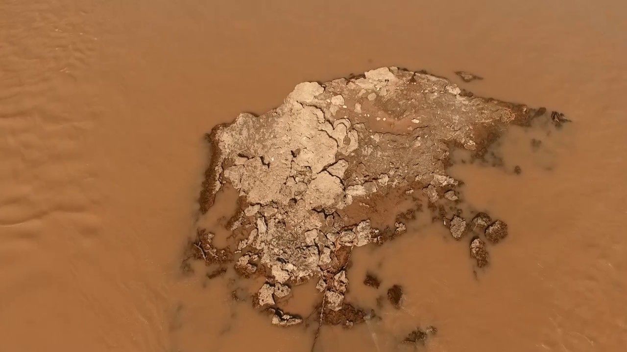 Por la bajante del río Paraná, pescadores caminaron diez metros sobre la "Piedra Mora"