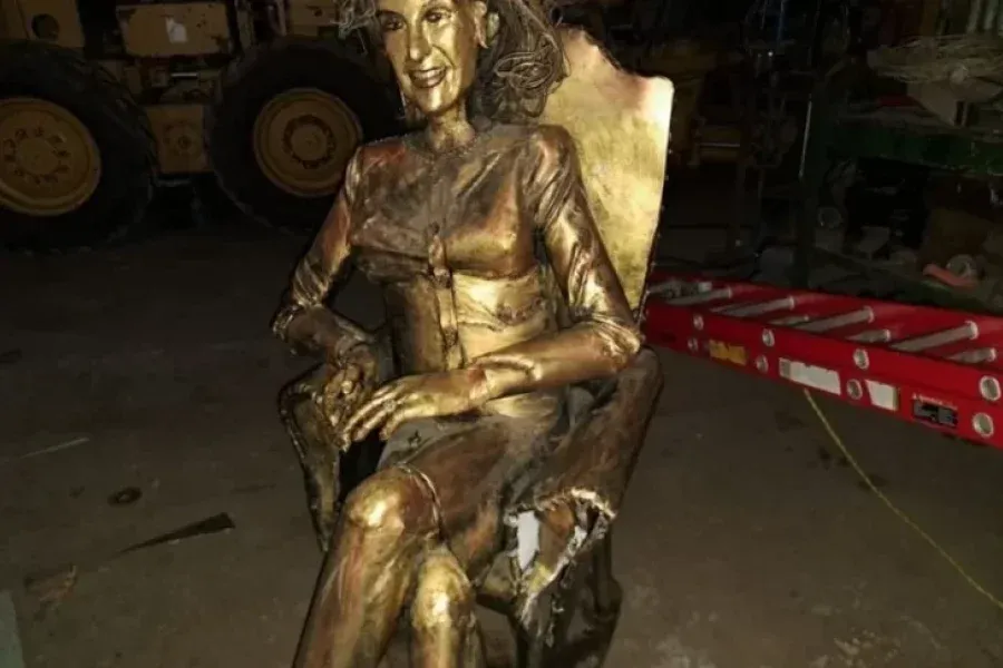 Vandalizaron la estatua de Mirtha Legrand en Villa Cañás