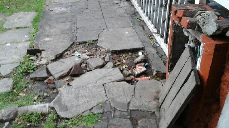Sufrió una lesión por vereda rota y la indemnizarán con medio millón de pesos