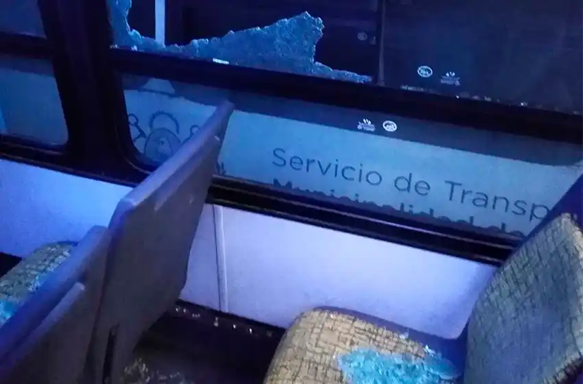 Ola de roturas de vidrios a colectivos