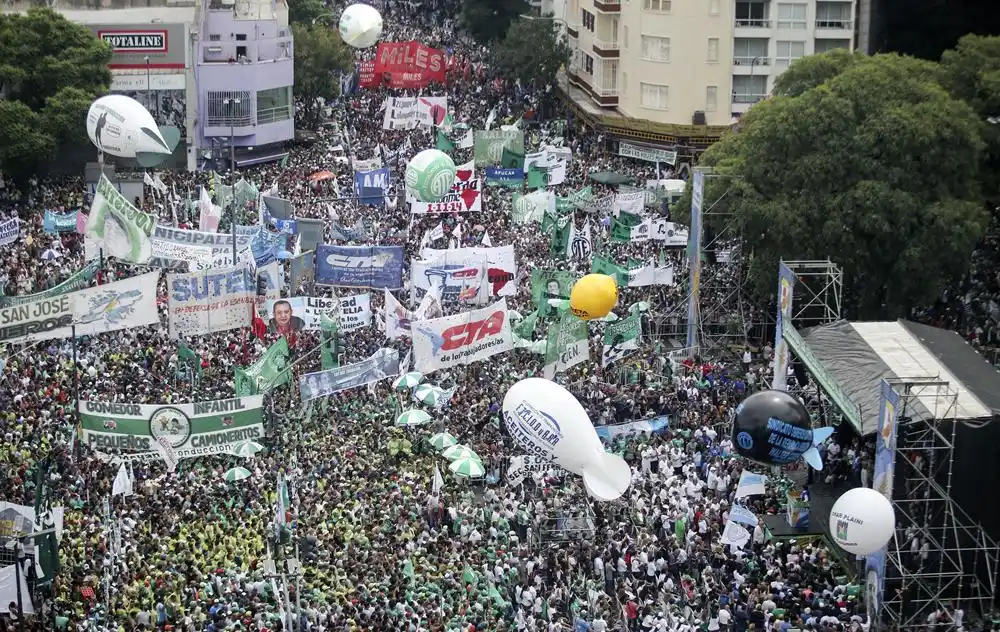 En una multitudinaria protesta, Moyano  advirtió que no tiene "miedo de ir preso"