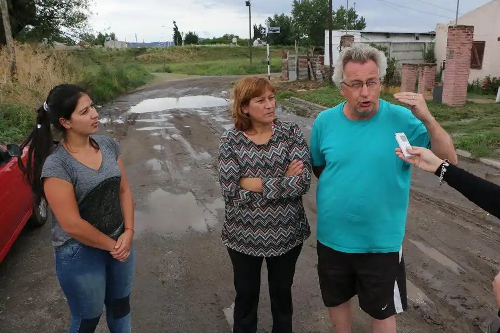 Vecinos reclaman soluciones porque la calle se inunda cuando llueve