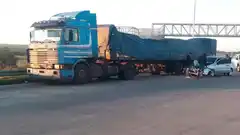 Ruta 14 : Un automóvil quedó incrustado debajo de un camión tras violento choque