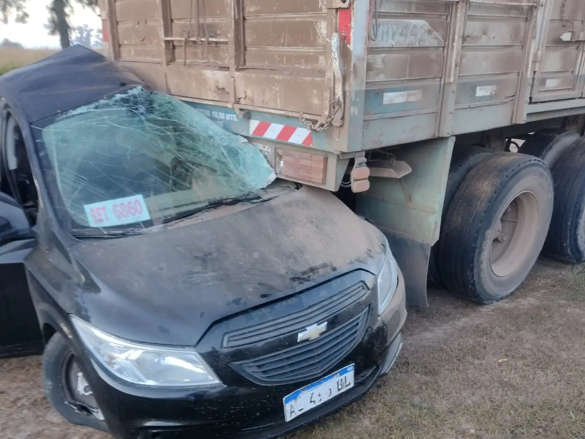 Ceres: un joven quedó en grave estado tras chocar violentamente contra un camión estacionado