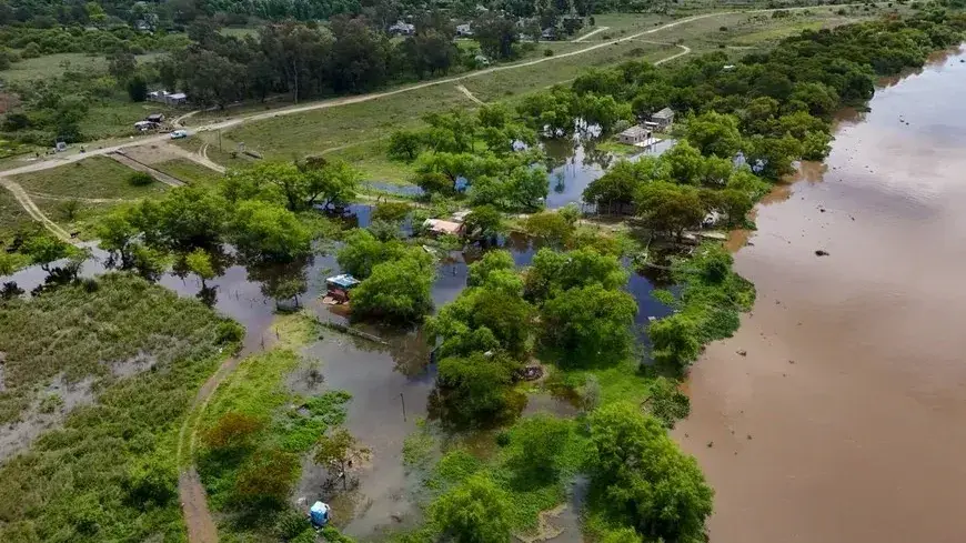 Familias evacuadas por la crecida del río Paraná en terrenos inundables