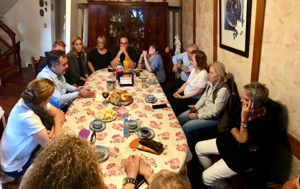 En medio del conflicto docente, Finocchiaro estuvo de campaña en Ramos Mejía