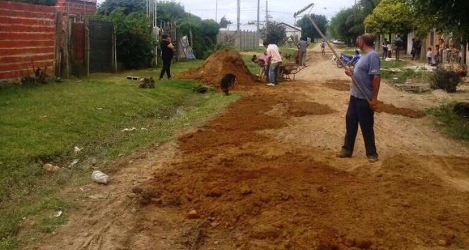 Reclamaron,  no tuvieron respuesta y bachearon su propia calle