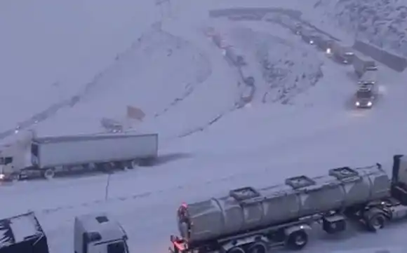 Dramático temporal en la cordillera: más de 300 vehículos varados