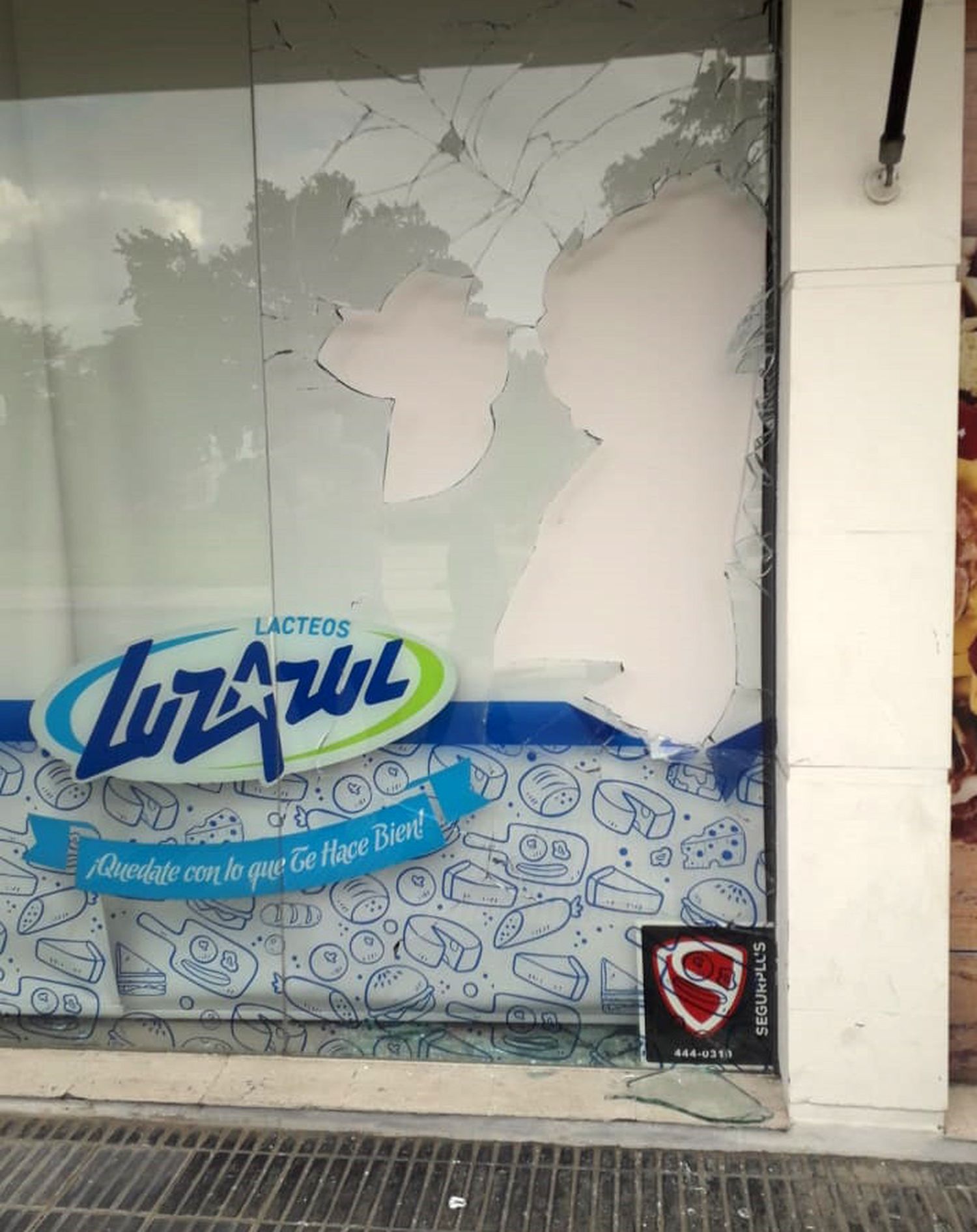 Vandalizaron una sucursal de Luz Azul