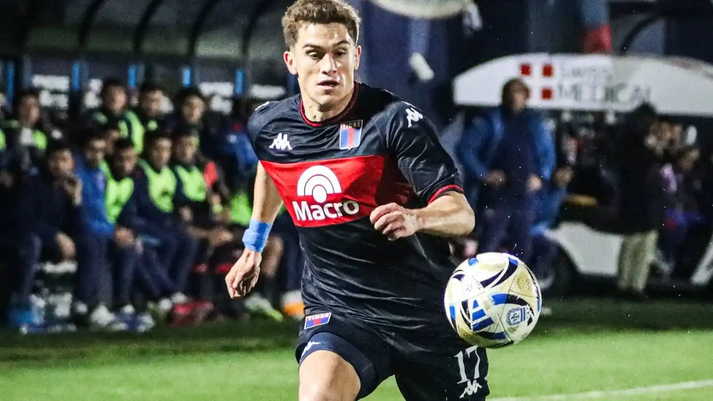 Soto, en un intento ofensivo para Tigre.