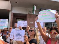 “IOMA es nuestro”, manifestaron los afiliados frente a la obra social
