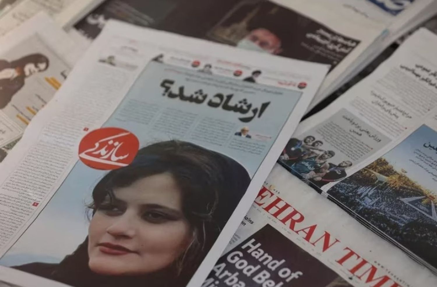 Irán recrudece la censura: el régimen condenó a prisión a dos periodista