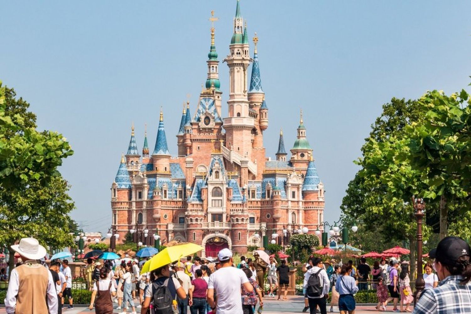 Turistas aislados en el parque de Disney de Shangai ante el alza de casos de coronavirus