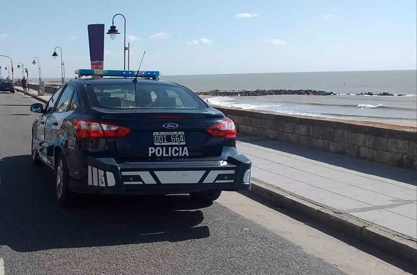 Se abalanzó sobre el auto parado por semáforo en La Perla para robarle una mochila